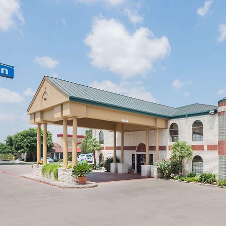 Days Inn By Wyndham New Braunfels Bagian luar foto